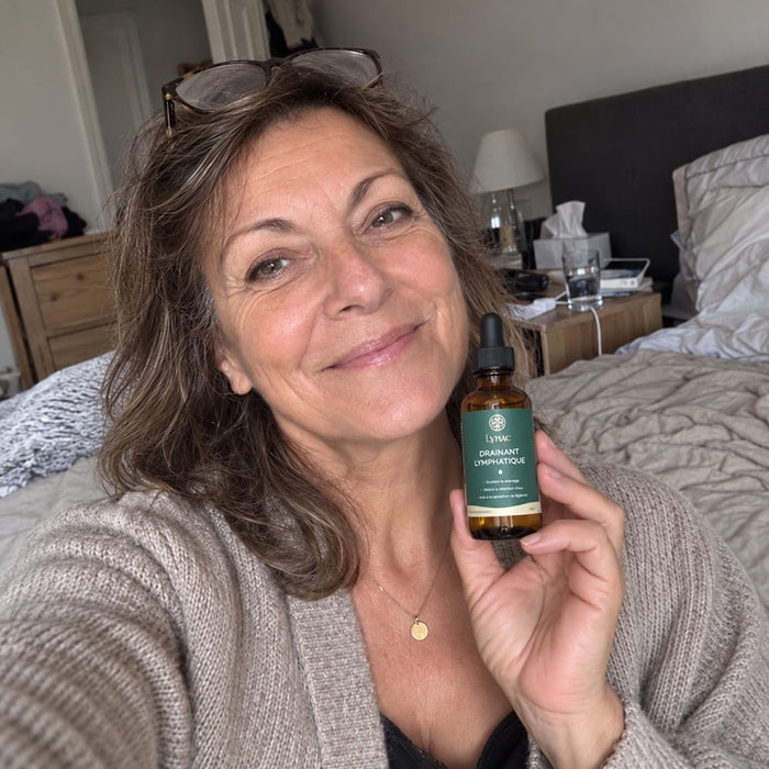 Cliente tenant le flacon Lynae